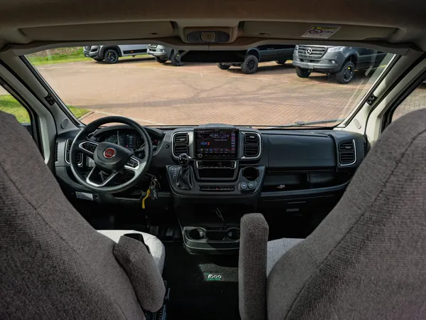 Trenta 640 – Blick auf das Cockpit mit Lenkrad, Armaturenbrett und Navigation.