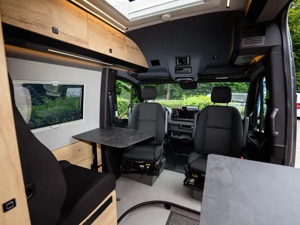 Roadstar XL Evo – Blick durch den Innenraum des Roadstar XL Evo nach vorne zum Cockpit.