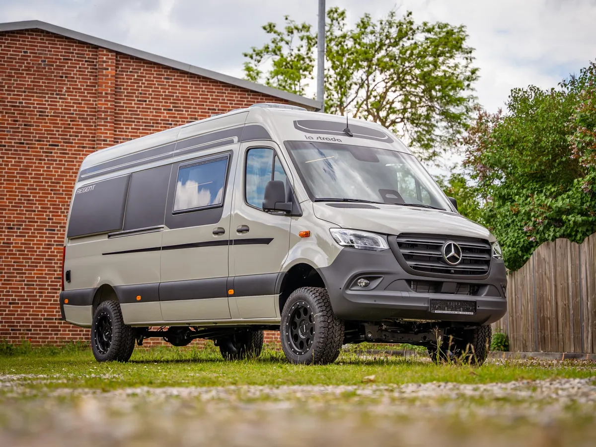 Regent EB – Regent EB Reisemobil schräg von vorne auf einer Wiese.