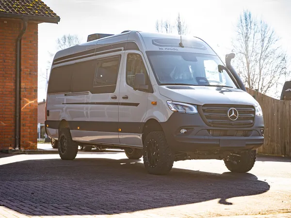 Regent EB – Mercedes-Benz Reisemobil Regent EB, front-schräg, mit Schnorchel und Offroad-Reifen.