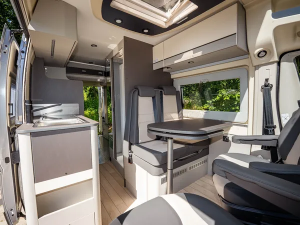 Nansen 640LS – Innenraum des Nansen 640LS mit Küche und Sitzgruppe