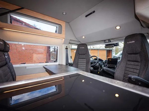 Avanti F – Blick vom Wohnraum ins Cockpit eines Avanti F Reisemobils.