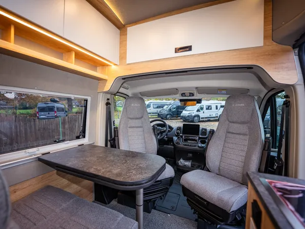 Avanti EB – Innenraum-Übersicht des Reisemobils mit Sitzgruppe und Blick ins Cockpit.
