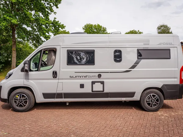 Summit Shine 600 L Elegance – Graues Kastenwagen-Reisemobil Pössl Summit Shine 600 L Elegance Seitenansicht