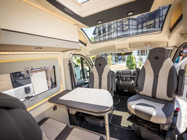 Nansen 600L – Innenansicht mit Cockpit, drehbaren Sitzen und Tisch eines Nansen 600L.