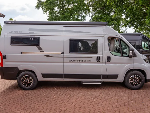 Summit Shine 600 L Elegance – Helles Reisemobil (Pössl Summit Shine 600 L Elegance) von der Seite.