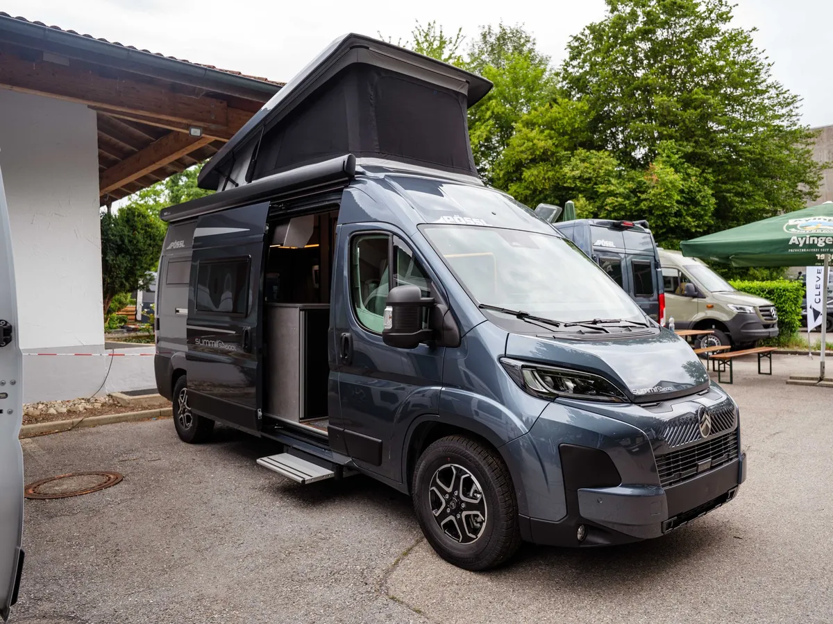 Summit Shine 600 L – Summit Shine 600 L mit geöffneter Tür und Aufstelldach