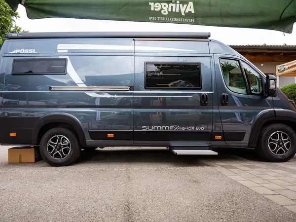 Summit Shine 640 R – Pössl Summit Shine 640 R Kastenwagen in Grau, Seitenansicht mit Markise.