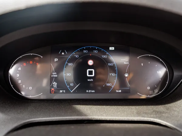 Summit Shine 600 L Elegance – Digitales Cockpit-Display mit Drehzahlmesser und Tacho im Reisemobil.