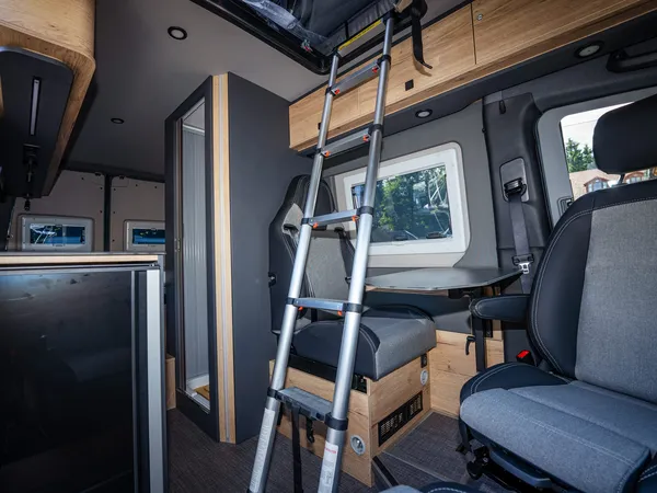 Roadstar X – Innenansicht Roadstar X mit Leiter, Tisch, Sitzen und Kühlschrank