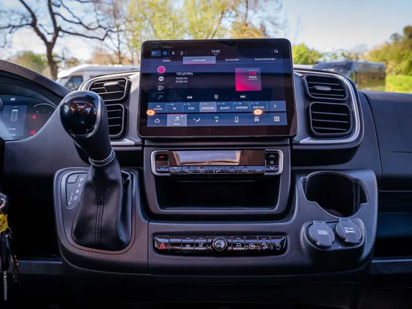 Columbus 600 E – Blick ins Cockpit mit Infotainment-Display, Gangschaltung und Armaturen.