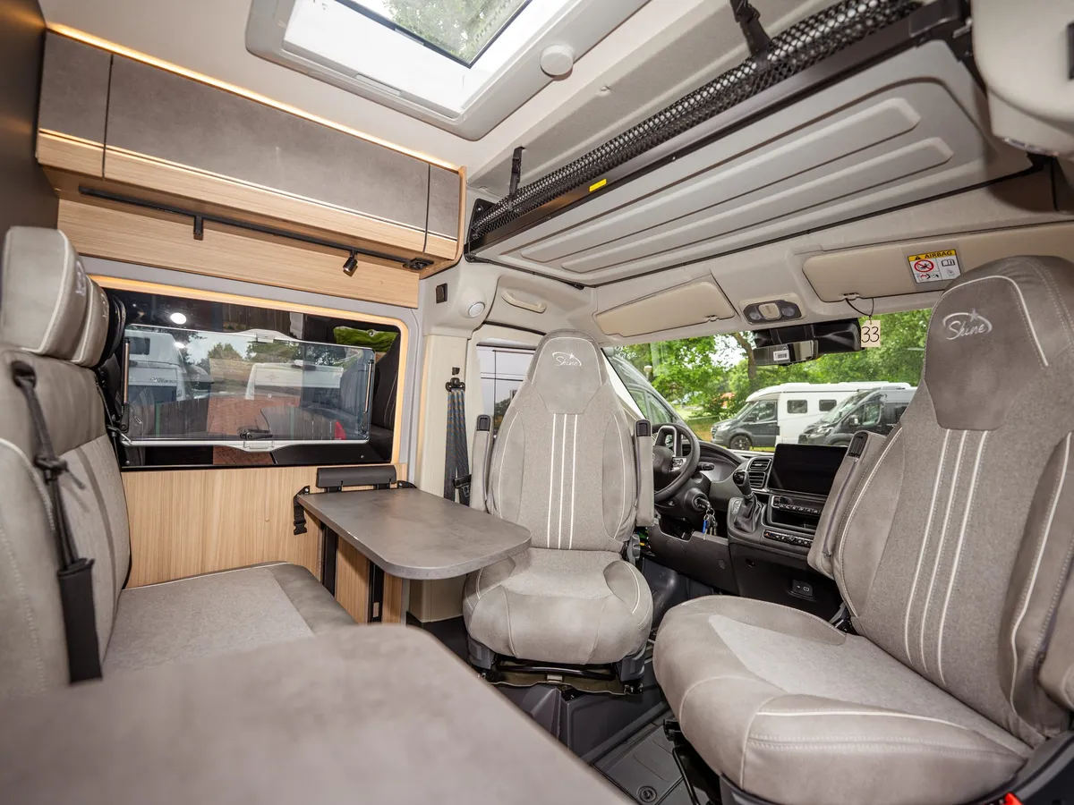 Summit Shine 600 L Elegance – Sitzgruppe und Cockpit mit gedrehten Sitzen im Reisemobil