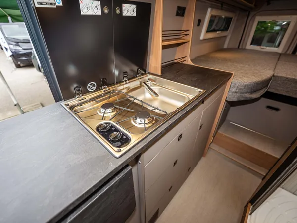 Summit Prime 640 – Kompakte Küchenzeile mit Spüle und Gasherd im Summit Prime 640.