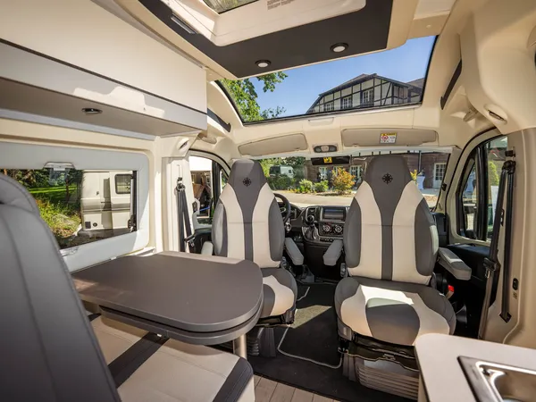 Nansen 640LS – Innenansicht Reisemobil mit Sitzen, Tisch und Cockpit