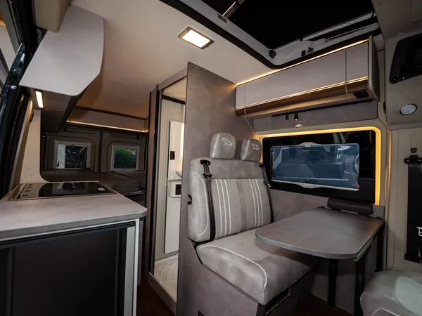 Summit Shine 600 L – Innenraum des Reisemobils mit Sitzgruppe, Küche und Bad im Hintergrund