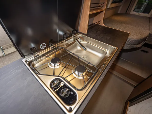 Summit Prime 640 – Küche mit Kochfeld und Spüle im Reisemobil