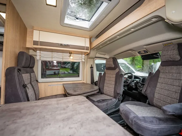 Summit 600 B – Sitzgruppe und Cockpit des Reisemobils mit drehbaren Vordersitzen.