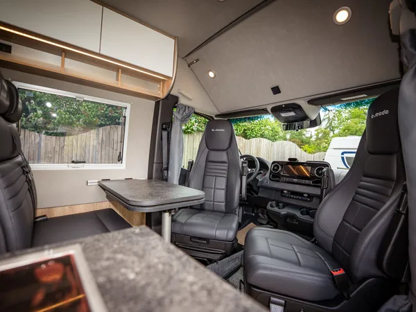 Regent EB – Innenraum des Reisemobils mit Sitzgruppe, Cockpit und Küchenbereich