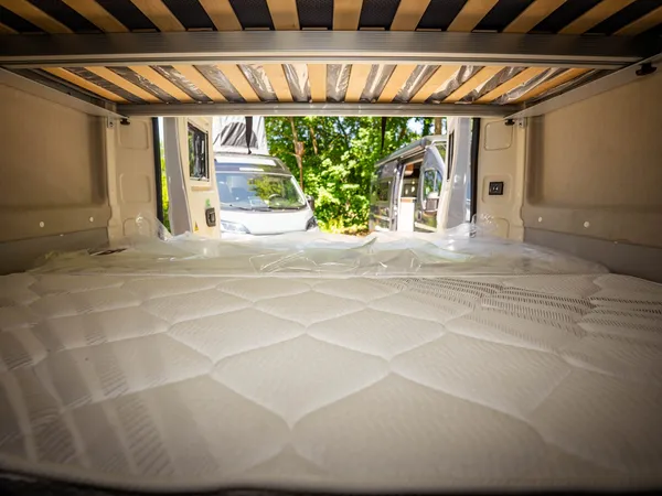 Nansen 600L – Blick vom Bett durch die offene Hecktür des Reisemobils in die Natur.