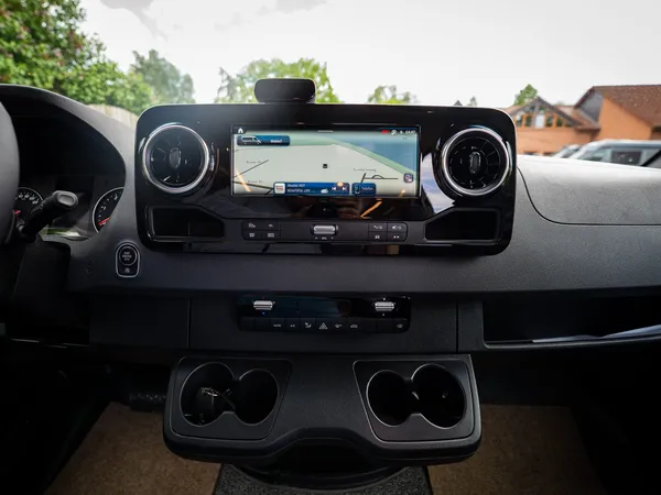 Regent EB – Armaturenbrett und Infotainmentsystem mit Navigation im Reisemobil-Cockpit.