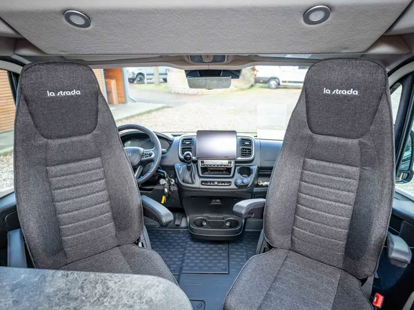 Avanti F – Cockpit eines Reisemobils mit zwei Sitzen und Armaturenbrett.
