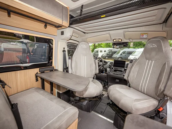 Summit Shine 600 L Elegance – Sitzgruppe und Cockpit des Summit Shine 600 L Elegance Reisemobils.