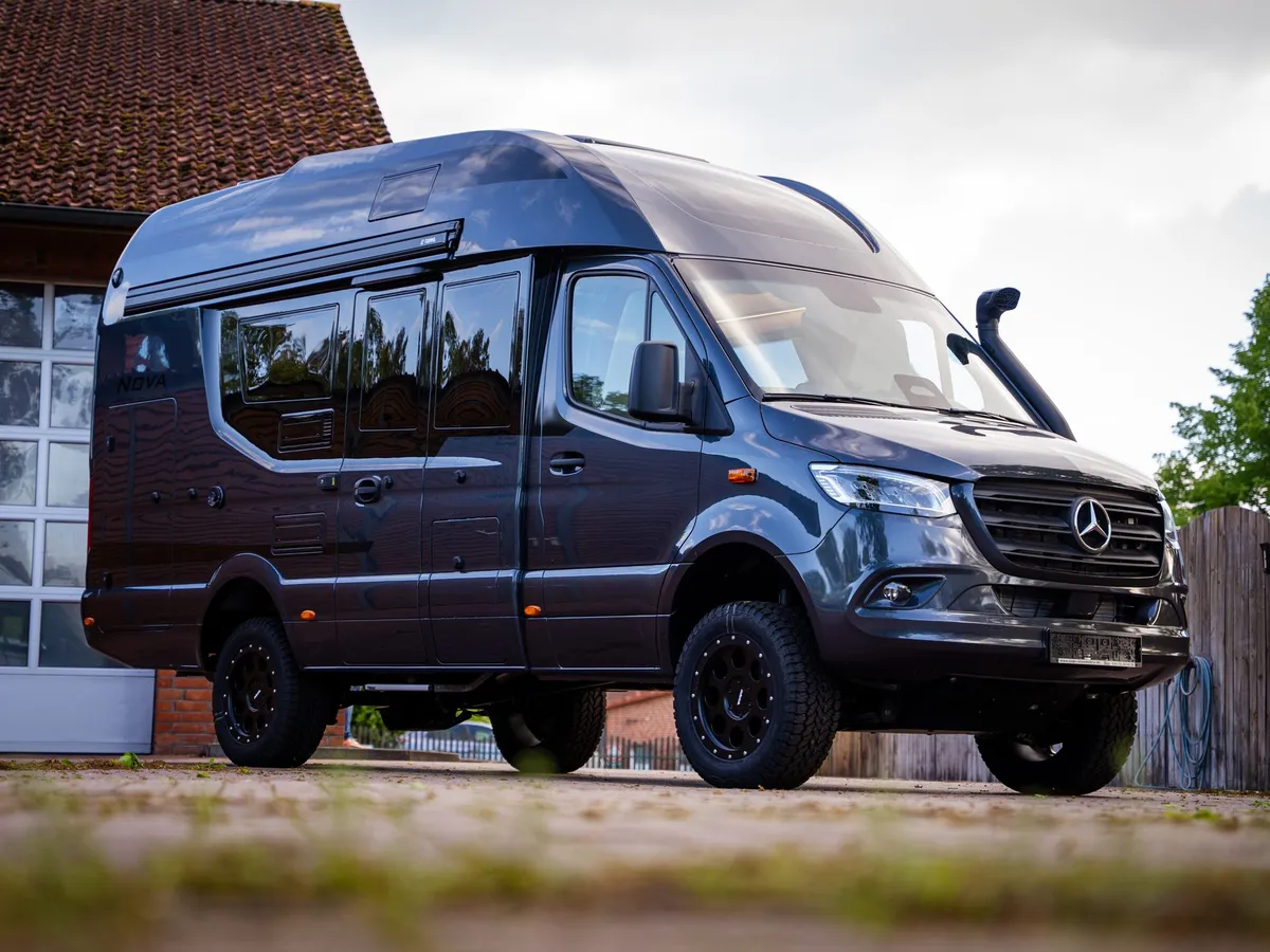 Nova M – Nova M Reisemobil, Mercedes-Benz Sprinter, schräg von vorne.