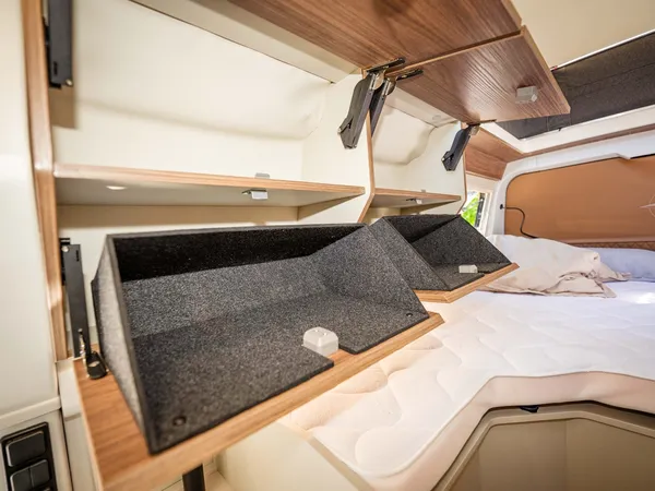 Columbus Liner – Innenansicht mit offenem Hängeschrank und Ablagen über dem Bett