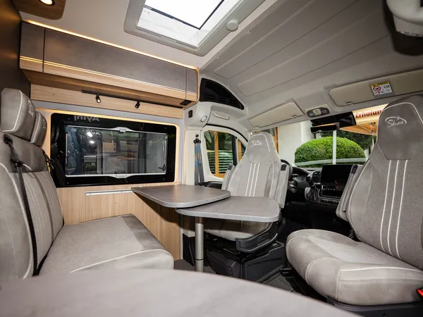 Summit Shine 640 R – Sitzgruppe und Fahrerhaussitze im Reisemobil Summit Shine 640 R