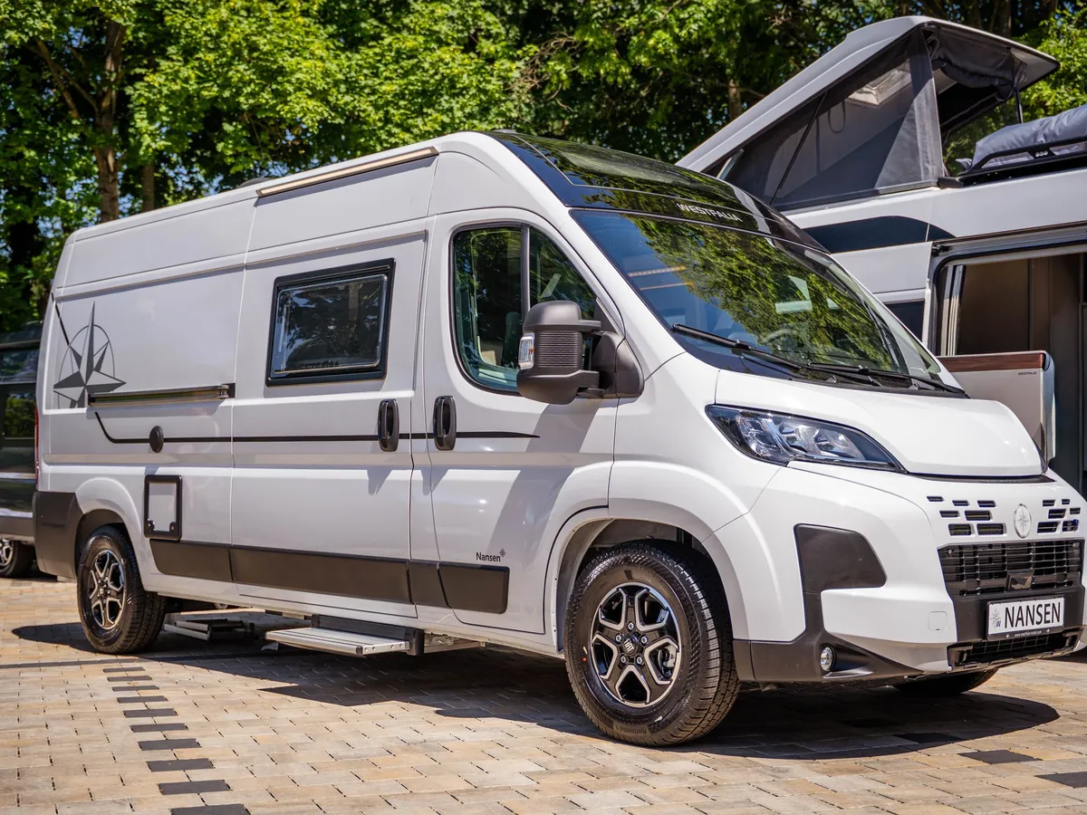 Nansen 600L – Weißer Nansen 600L Kastenwagen-Reisemobil von vorne schräg, im Freien.