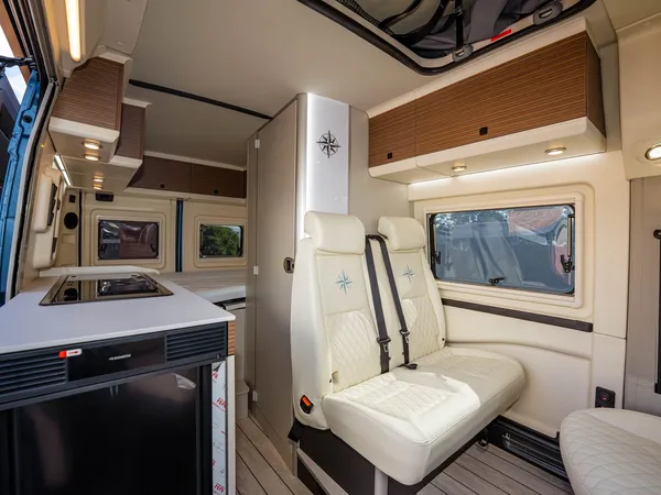 Columbus 540 D – Heller Innenraum des Columbus 540 D mit Küche und Sitzen.