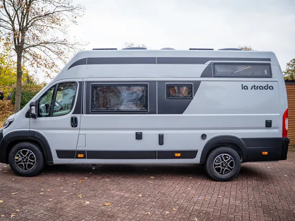 Avanti EB – Reisemobil La Strada Avanti EB Seitenansicht in Hellgrau mit schwarzen Akzenten.