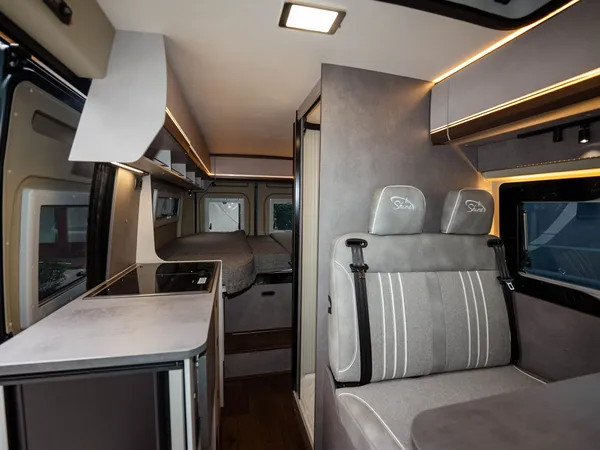 Summit Shine 600 L – Innenansicht des Reisemobils mit Küche, Bett und Sitzgruppe.