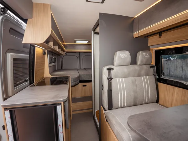 Summit Shine 600 L Elegance – Moderner Innenraum des Reisemobils mit Küche, Sitzgruppe und Bettbereich.