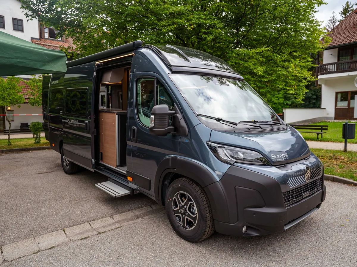 Summit Prime 640 – Summit Prime 640 Kastenwagen, Front und Seite schräg