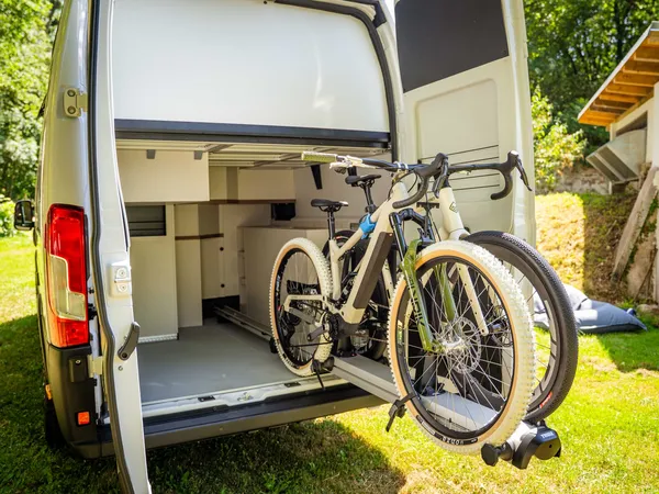 Columbus Liner – Heckstauraum des Reisemobils mit zwei Fahrrädern auf Auszugssystem.