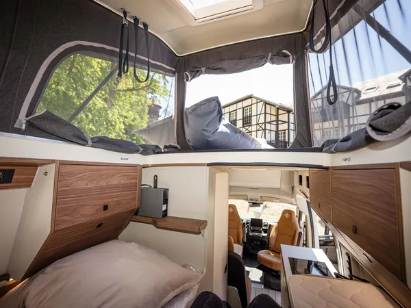 Columbus Liner – Blick vom Heckbett nach vorne ins Reisemobil, mit Aufstelldach.