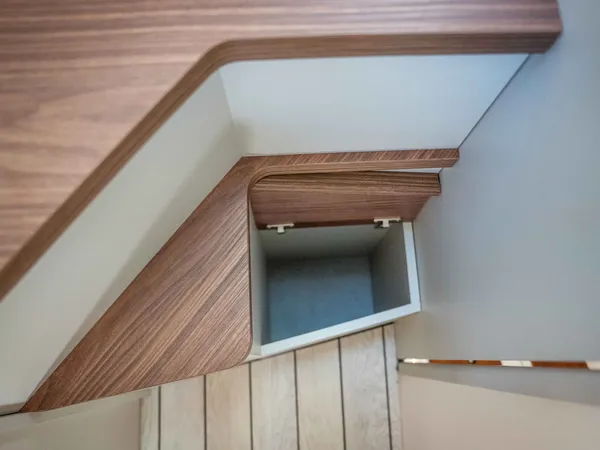 Columbus Liner – Innenansicht eines geöffneten Oberschranks aus Holz und hellem Material.