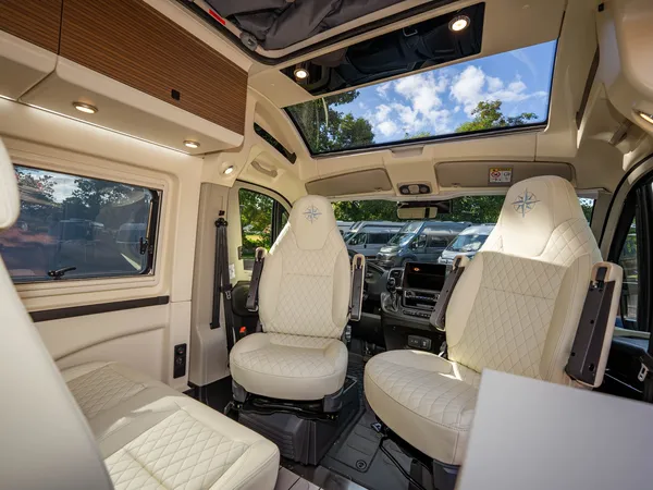 Columbus 540 D – Blick durch den Innenraum des Campers zum Fahrerhaus mit Panoramadach.