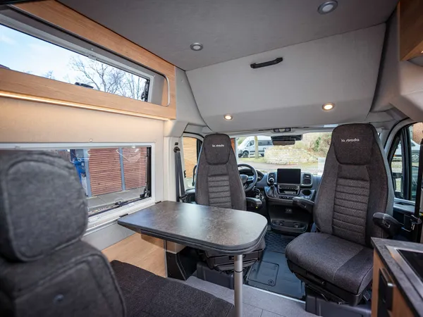 Avanti F – Sitzgruppe und Cockpitbereich eines Reisemobils mit drehbaren Vordersitzen