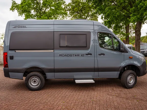 Roadstar XT – Grauer Pössl Roadstar XT Campervan von der Seite