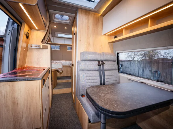 Avanti EB – Innenraum des Reisemobils mit Küche, Sitzgruppe und Bettbereich