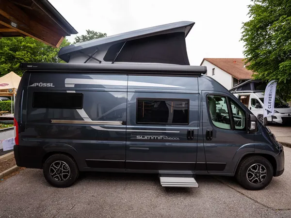 Summit Shine 600 L – Grauer Pössl Summit Shine 600 L mit geöffnetem Aufstelldach.