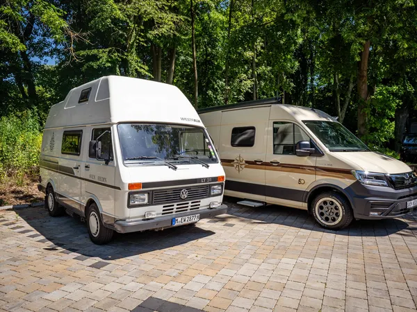 Sven Hedin 50 Jahre Edition – Zwei Sven Hedin Wohnmobile, alt und neu, schräg von vorne.