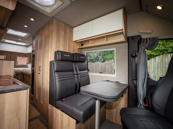 Regent EB – Blick durch den Wohnraum des Regent EB Reisemobils mit Sitzgruppe und Küche.