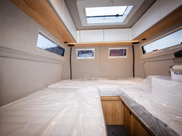Avanti EB – Zwei Längsbetten im Reisemobil, noch mit Schutzfolie