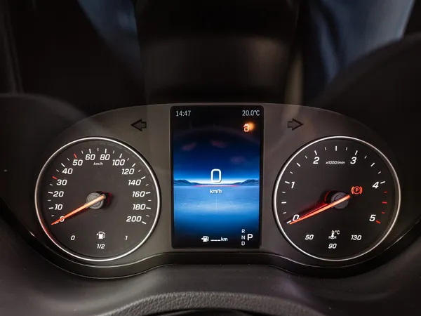 Regent EB – Armaturenbrett mit digitalen und analogen Anzeigen des Reisemobils.