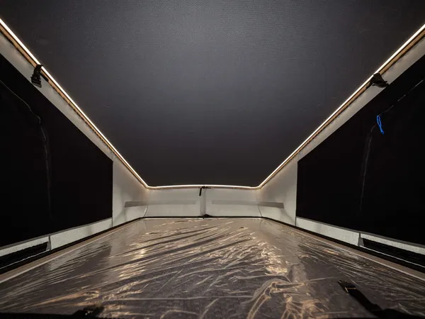 Summit Shine 600 L – Innenansicht des aufgestellten Daches mit Beleuchtung und Bettplattform.