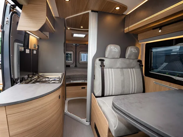 Summit Shine 640 R – Innenansicht des Wohnmobils mit Küche, Sitzgruppe und Bettbereich