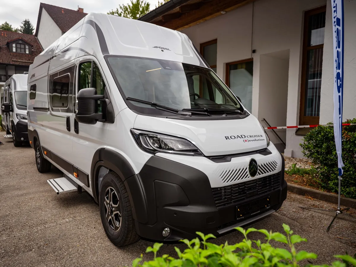 Roadcruiser Revolution – Weißes Roadcruiser Revolution Reisemobil von vorne schräg in Einfahrt